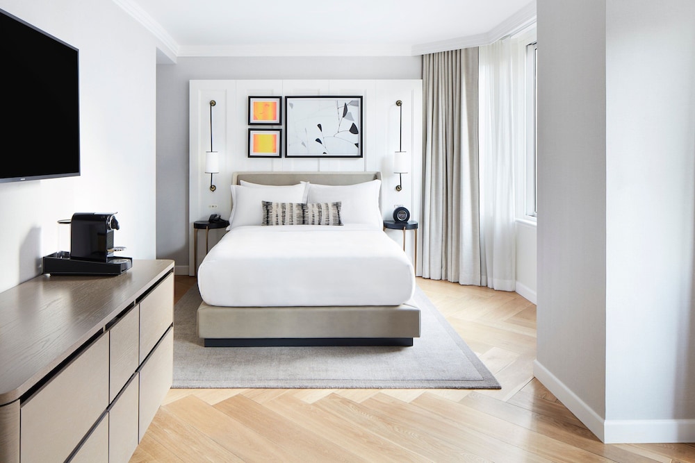 JUNIOR SUITE, QUEEN BED, CITY VIEW