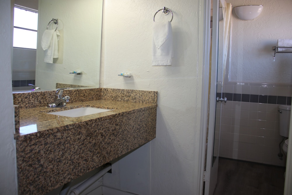 The Classic Desert Aire Hotel 7/34