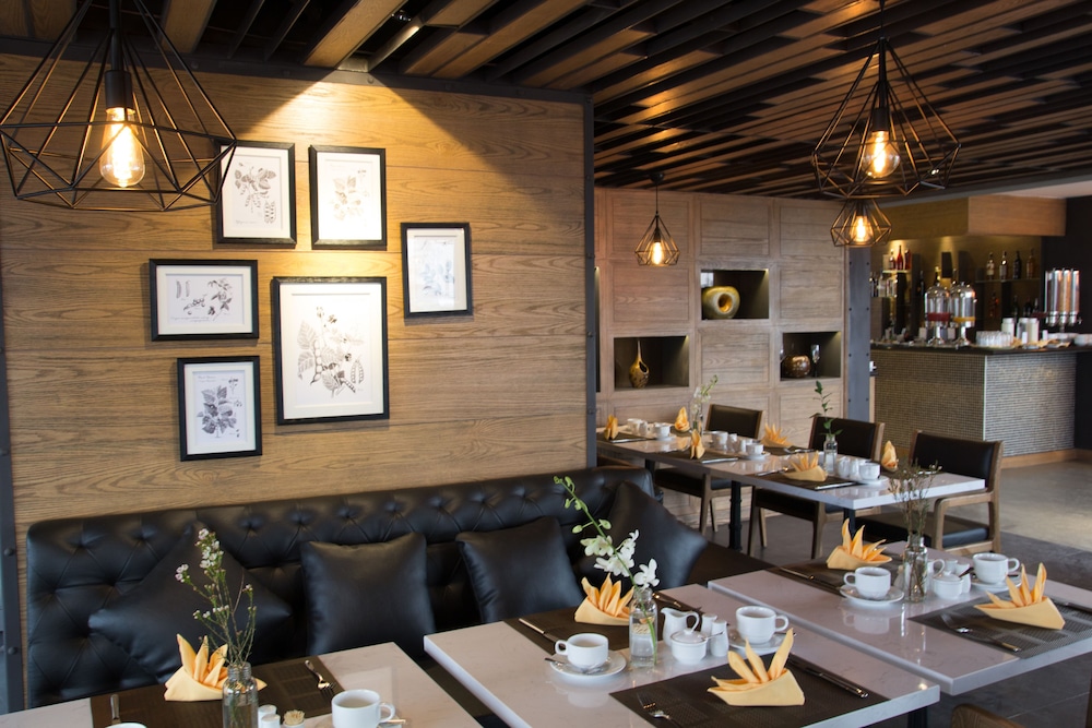 Bespoke Trendy Hotel Hanoi 38/50
