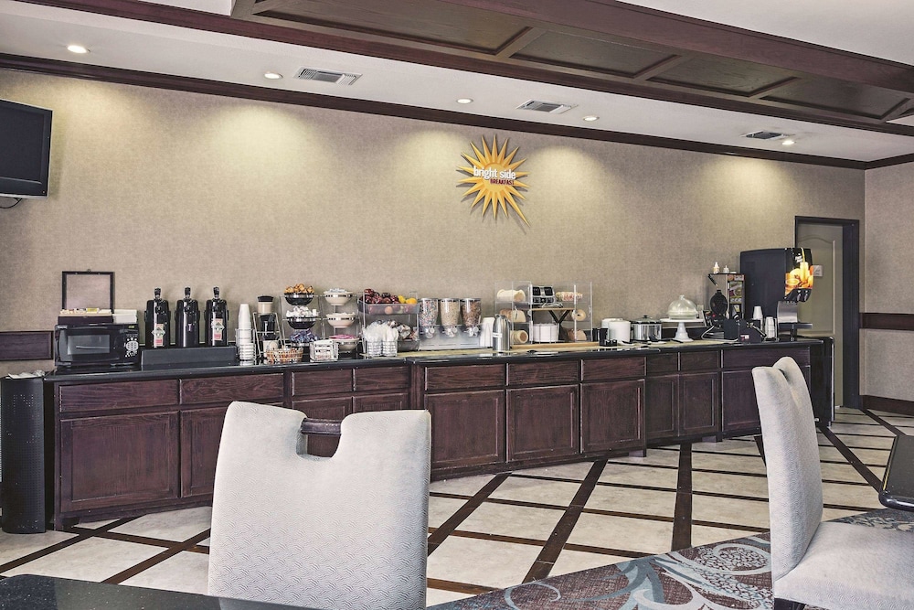 La Quinta Inn and Suites by Wyndham DFW Airport West - Euless 47/65