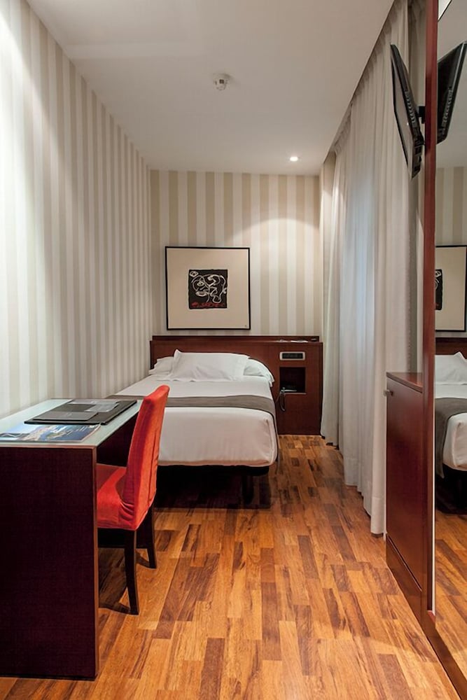 ROOM, SINGLE