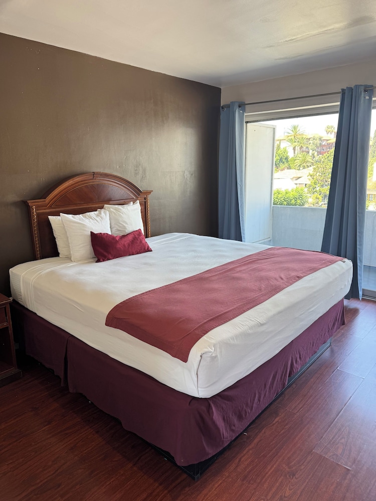 STANDARD, KING BED, BALCONY