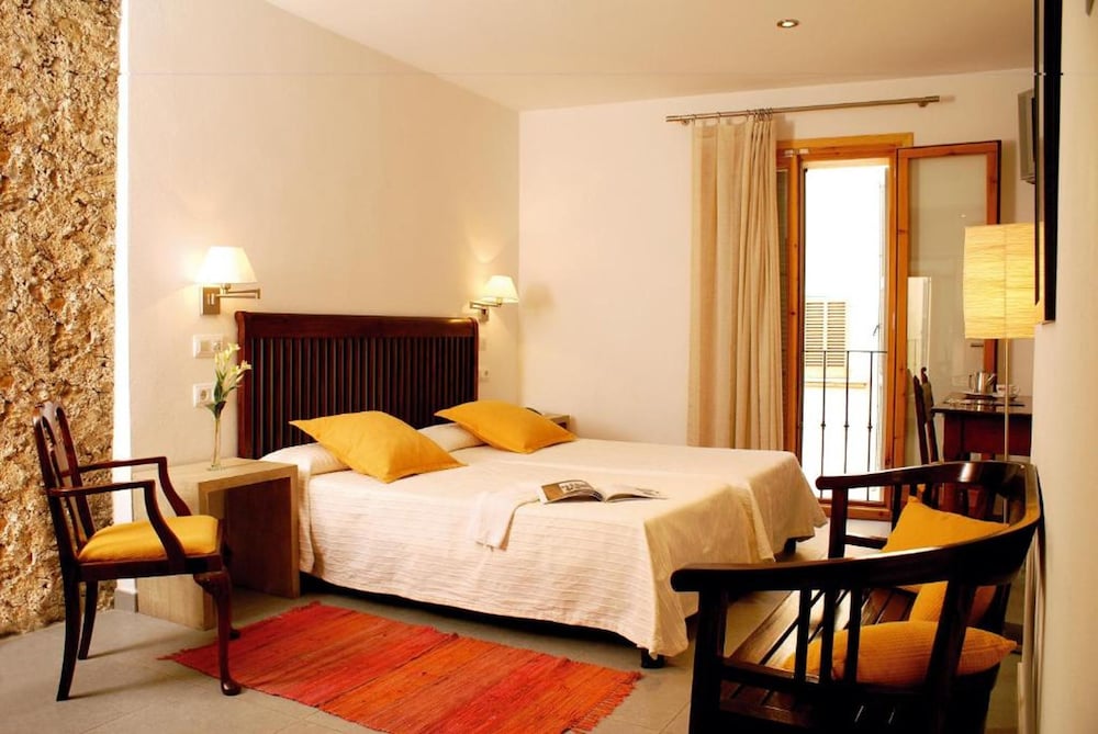 STANDARD, DOUBLE OR TWIN BED, CITY VIEW