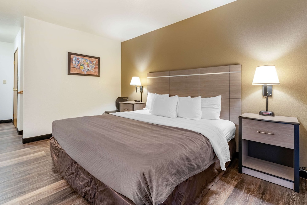 Econo Lodge Pueblo North 9/40