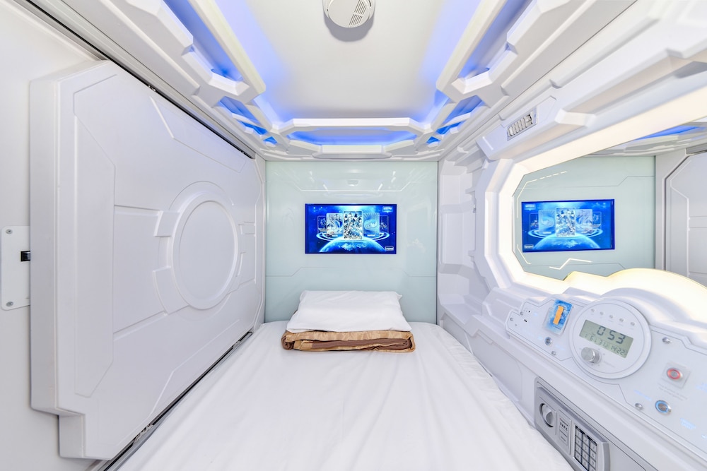 Space Q Capsule Hotel 10/32