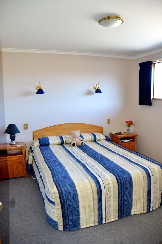 Baywatch Motor Lodge 18/50