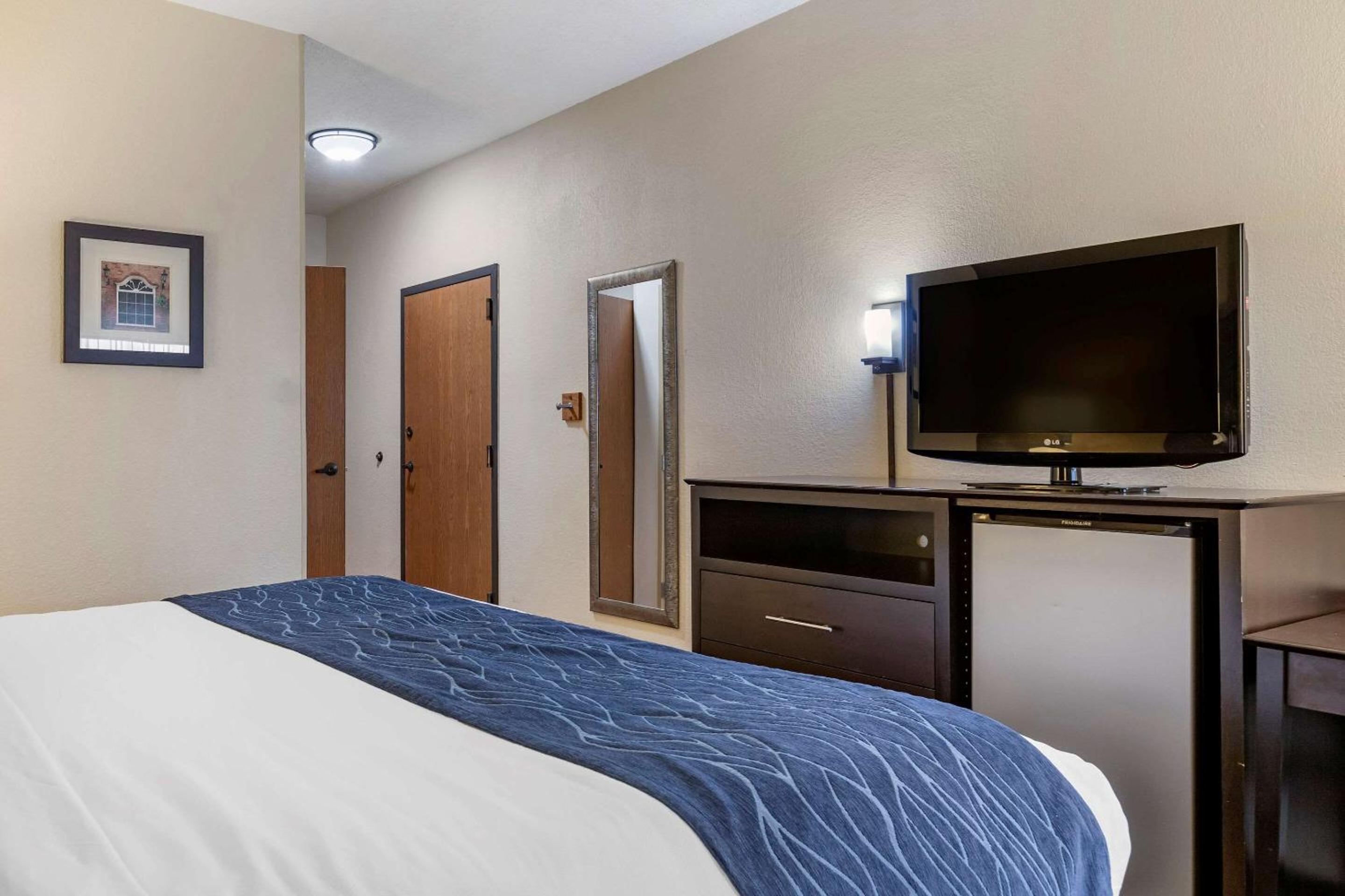 غرفة بسرير كينج بحوض استحمام لذوي الإعاقة، Comfort Inn Wings Stadium 3/10