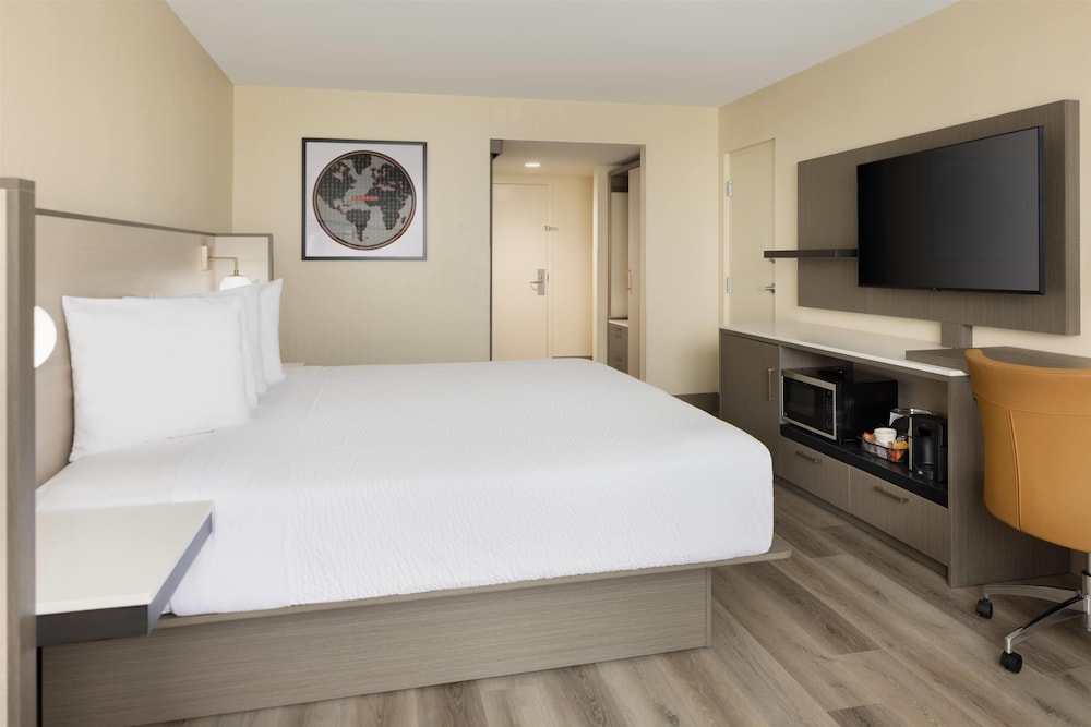 RENOVATED, DELUXE, KING BED, LAKE VIEW, HIGH FLOOR