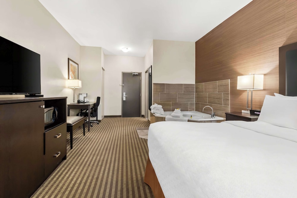 Suite, King Bed, Jetted Tub