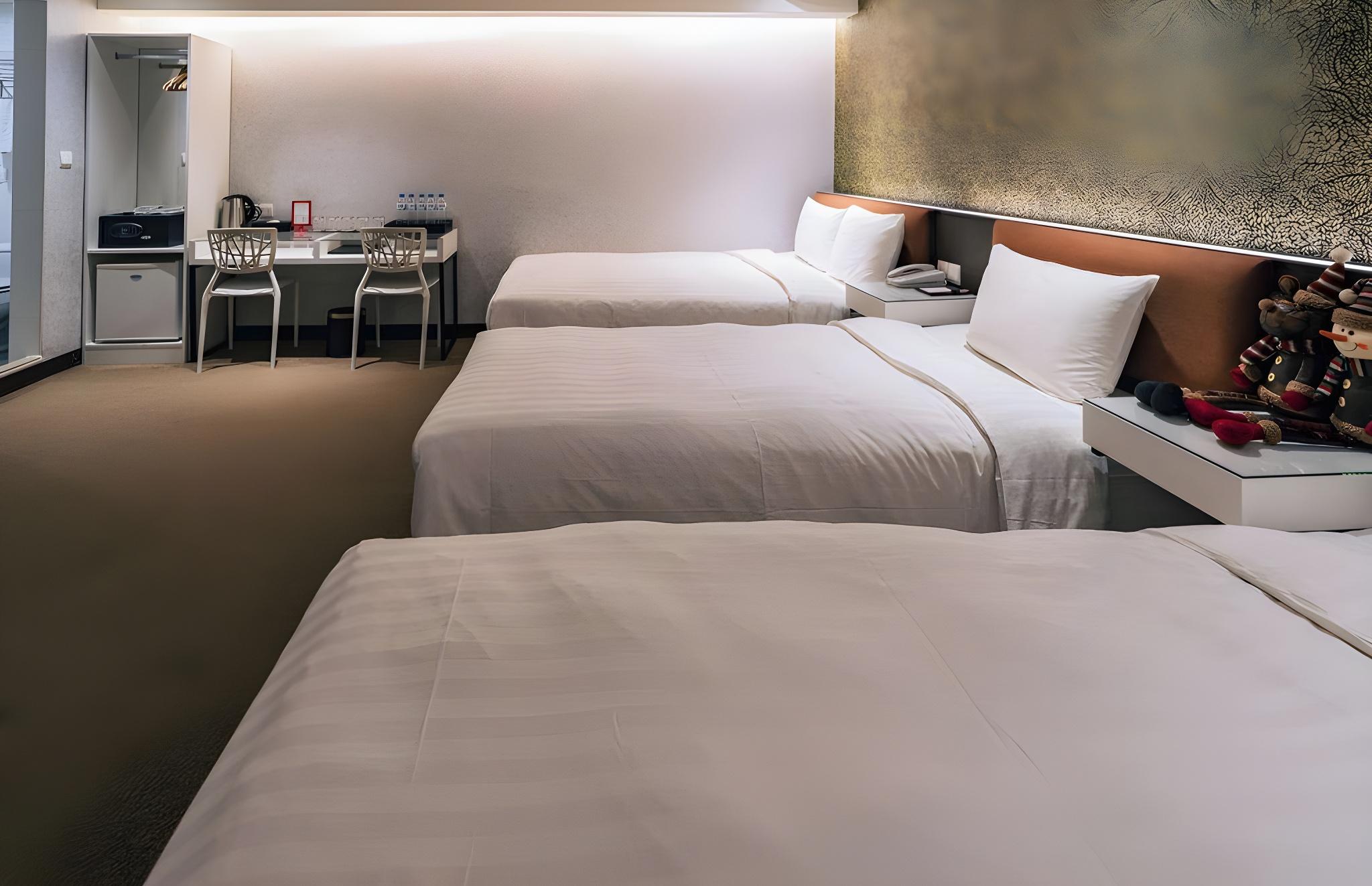 Grand, Multiple Beds, No Window