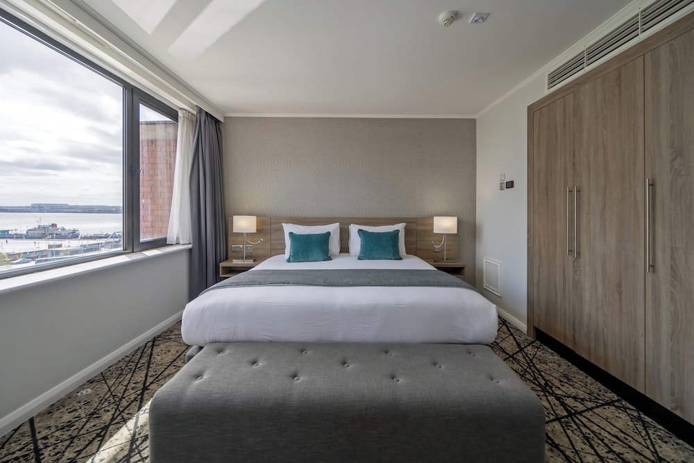 1 Bedroom, Suite, King Bed, Light View