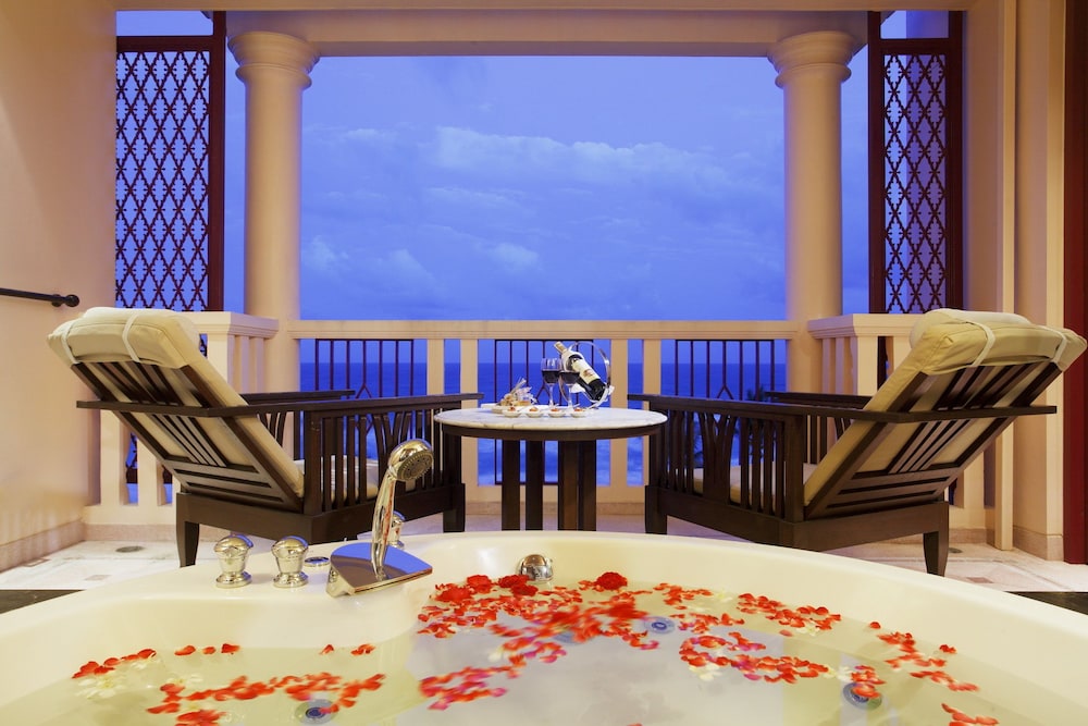 Centara Grand Beach Resort Phuket 70/85