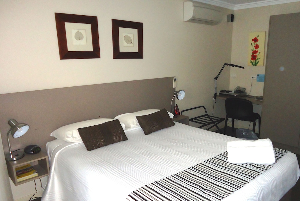 Aston Hill Motor Lodge 7/43