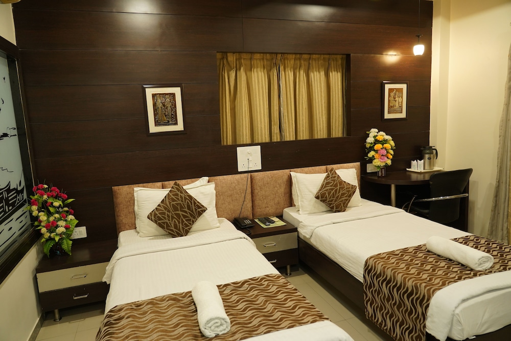 OYO Premium Paldi Cross Road 27/75