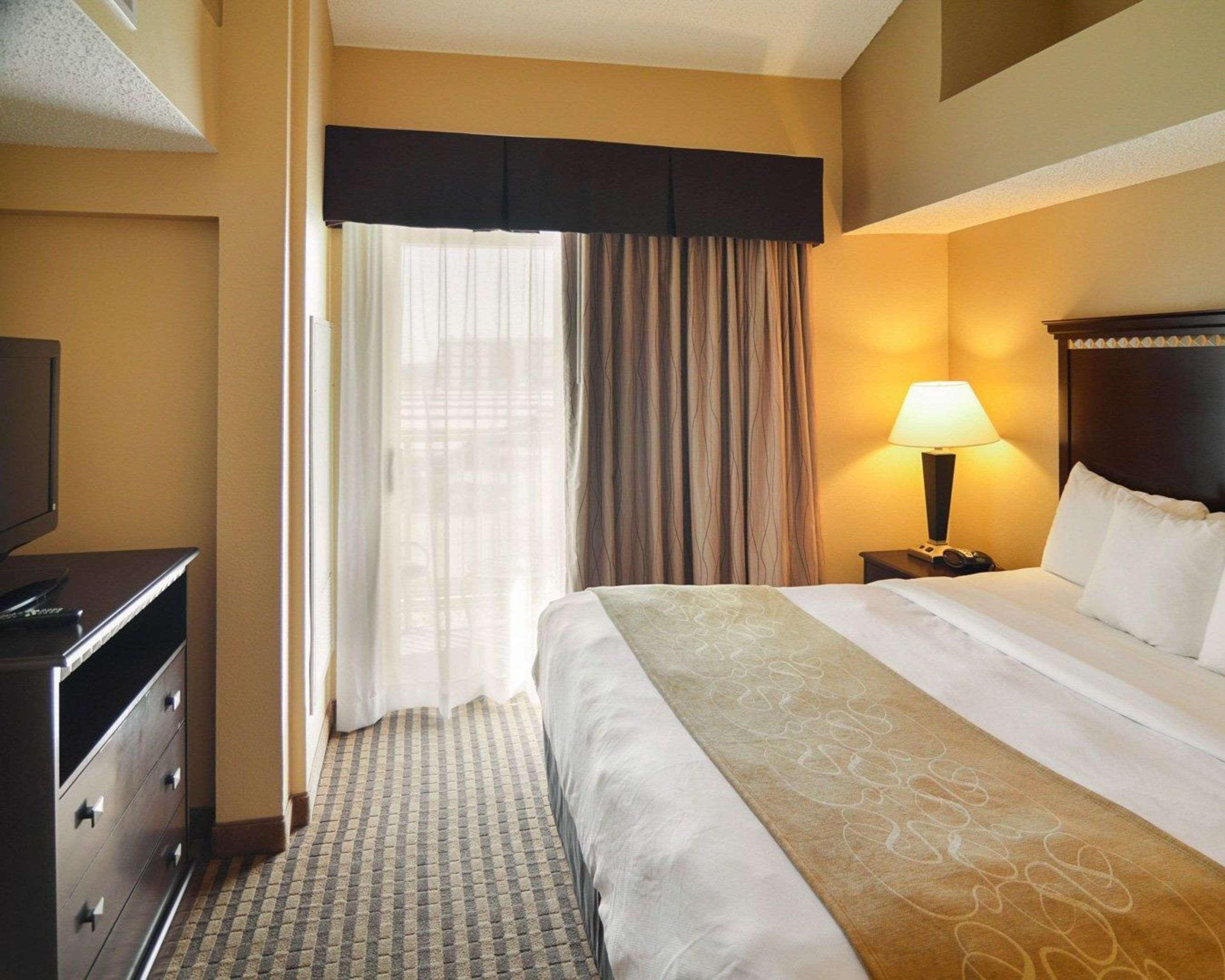 SUITE, KING BED, ACCESSIBLE