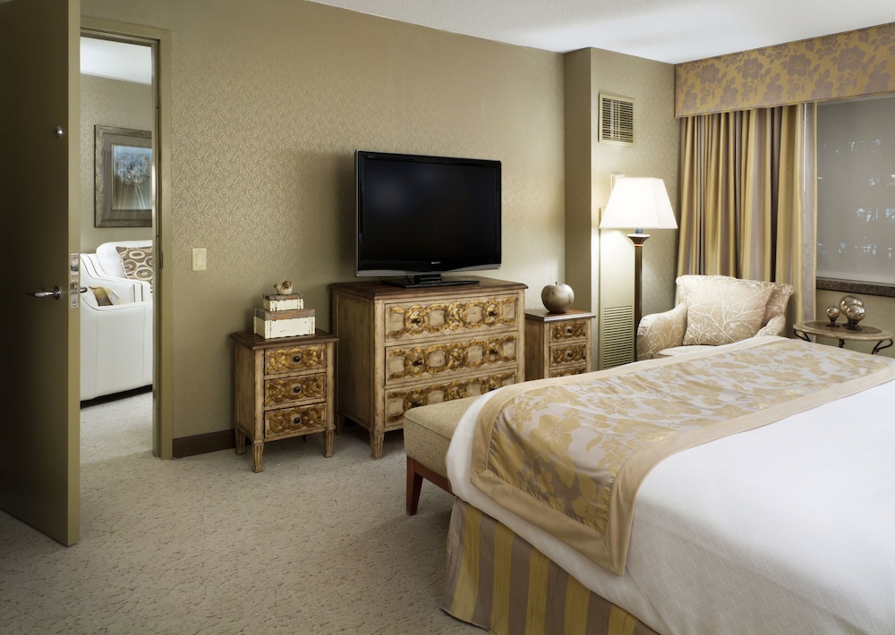 Crowne Plaza Minneapolis West 13/60