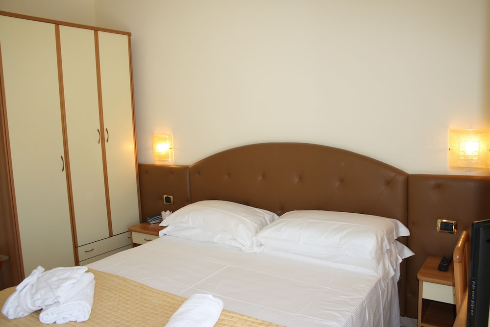 Gaston Hotel 14/45