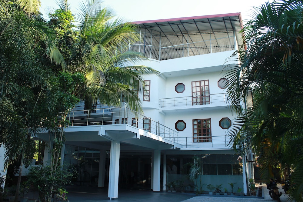 Ananthi Hotels 1/18