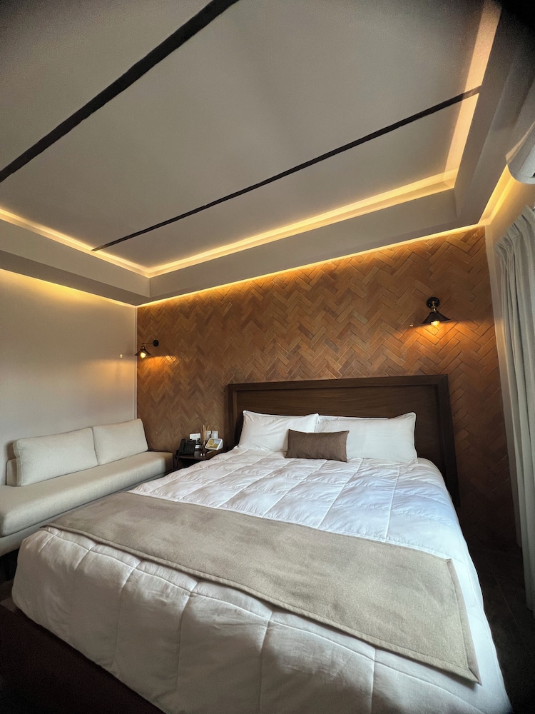 EXECUTIVE, KING BED