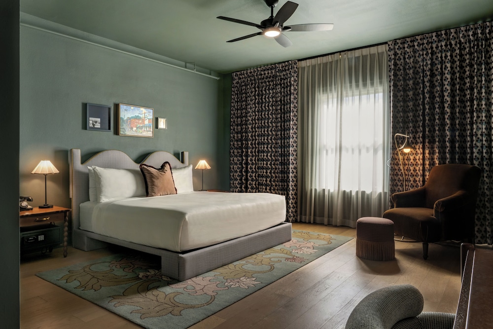 DELUXE, KING BED, ACCESSIBLE