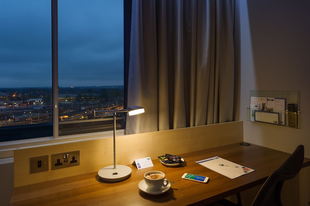 Holiday Inn Express Watford Junction 42/68