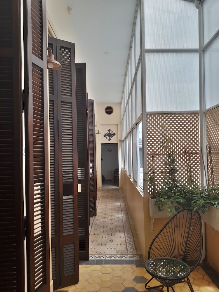 Sabatico Travelers Hostel 46/50