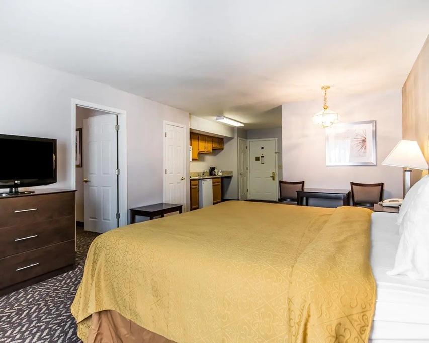EFFICIENCY, SUITE, KING BED
