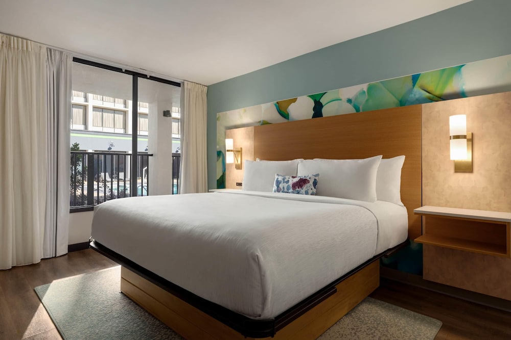 Suite, King Bed, Pool View