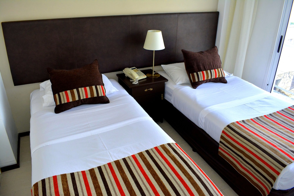 De La Plaza Hotel 24/54