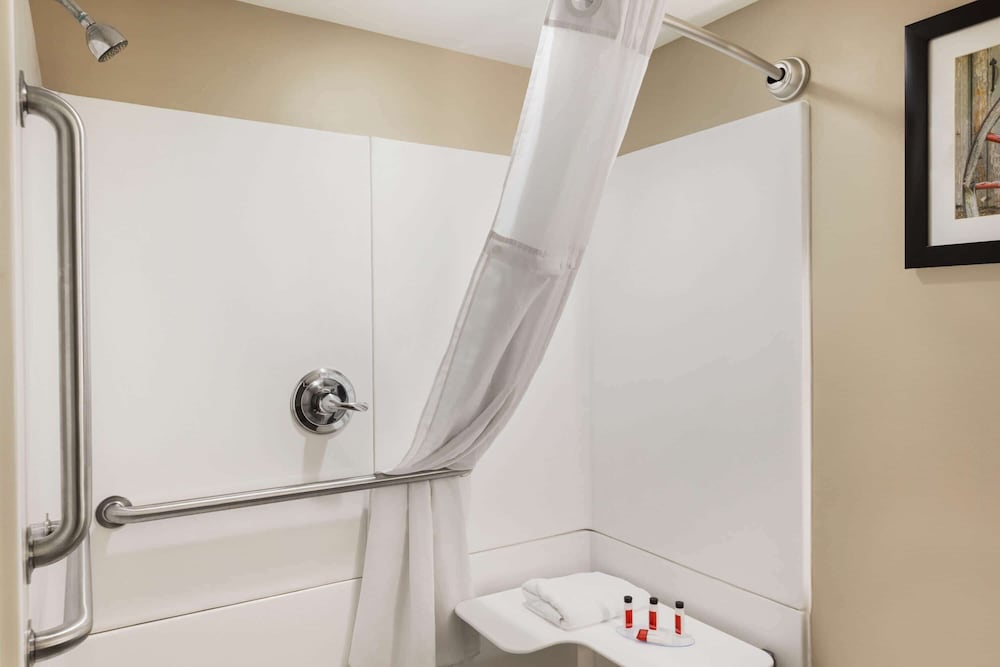 Days Inn & Suites by Wyndham Bowling Green 45/46