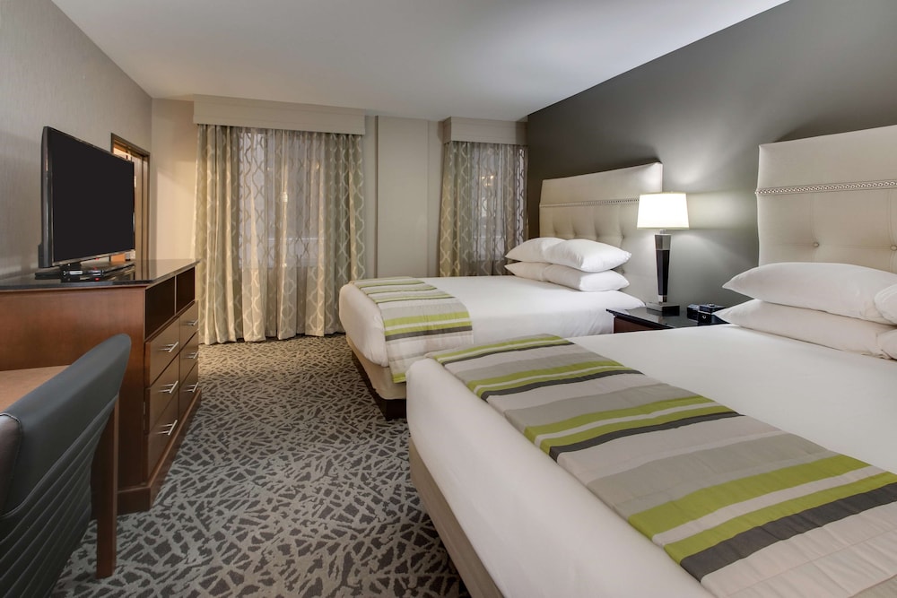 DELUXE, 2 QUEEN BEDS, HIGH FLOOR