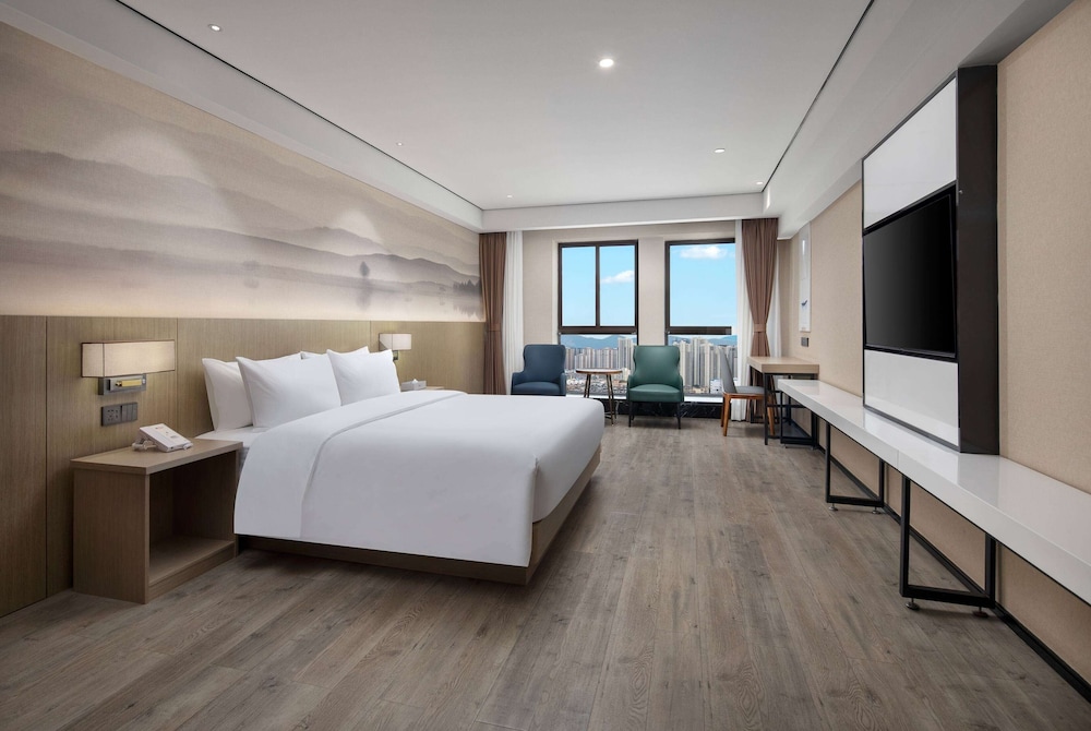 DELUXE, KING BED