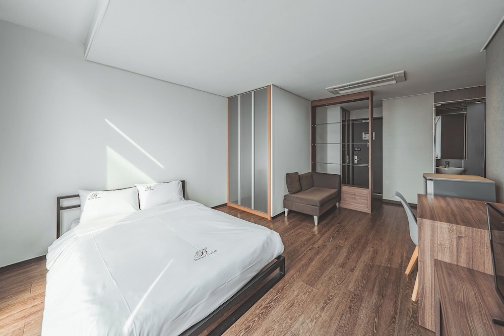 Brown Suites Sinchon Central 18/48