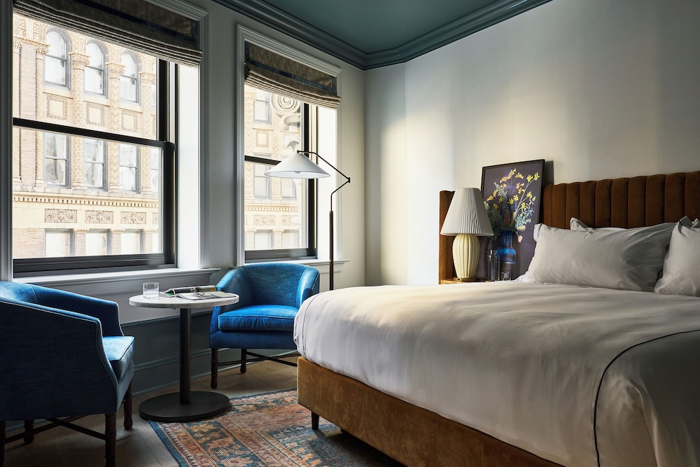 Petite, Suite, King Bed