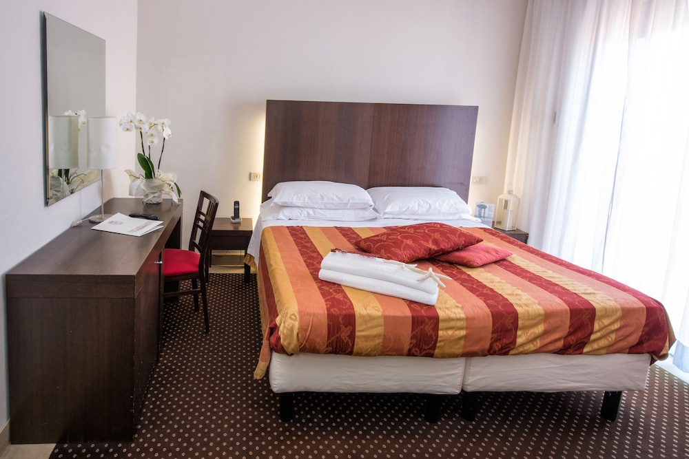 Hotel Cristina Corona 6/22