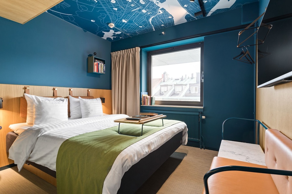 ROOM, QUEEN BED