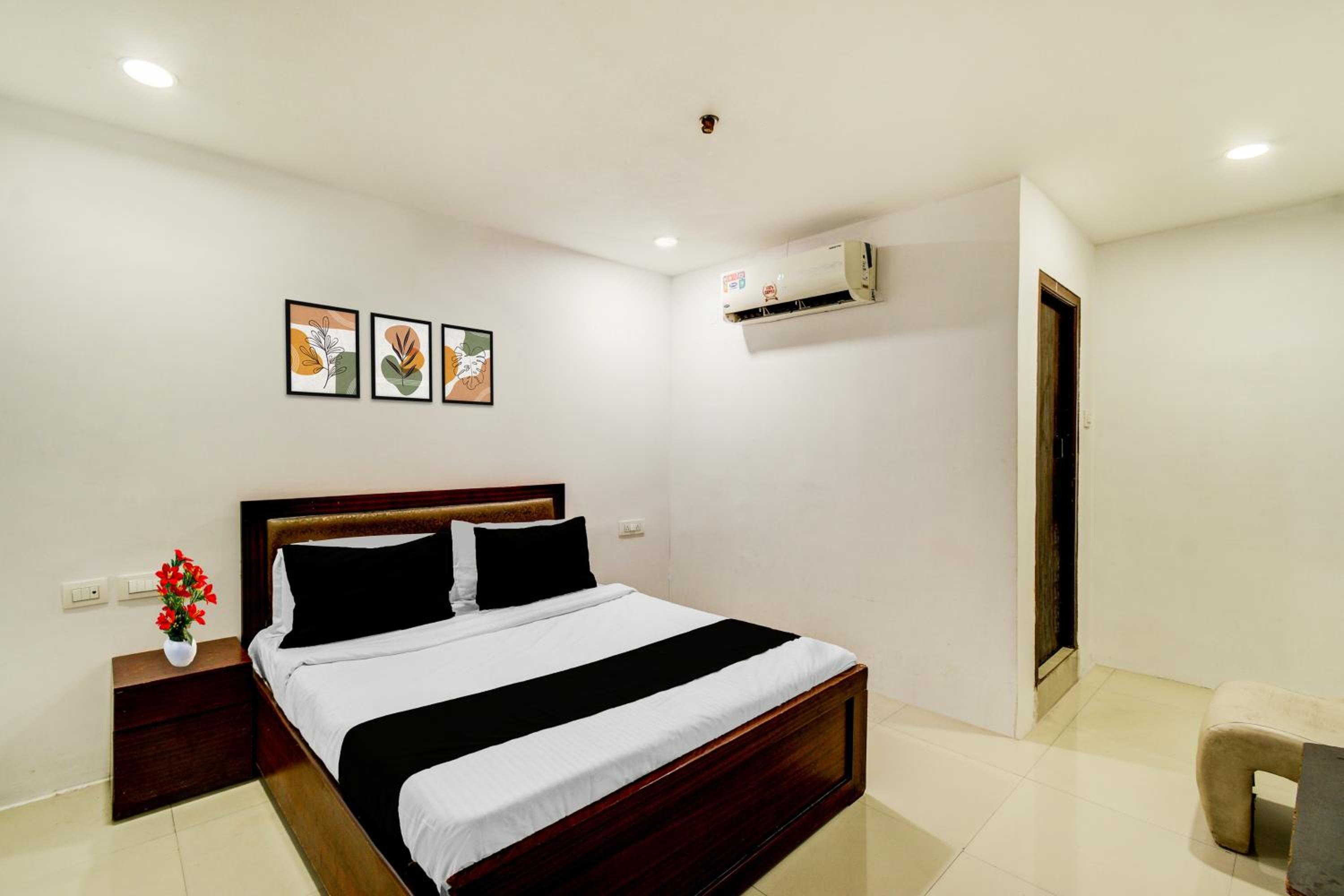 Oyo 10225 Hotel Sree Chandana 26/50