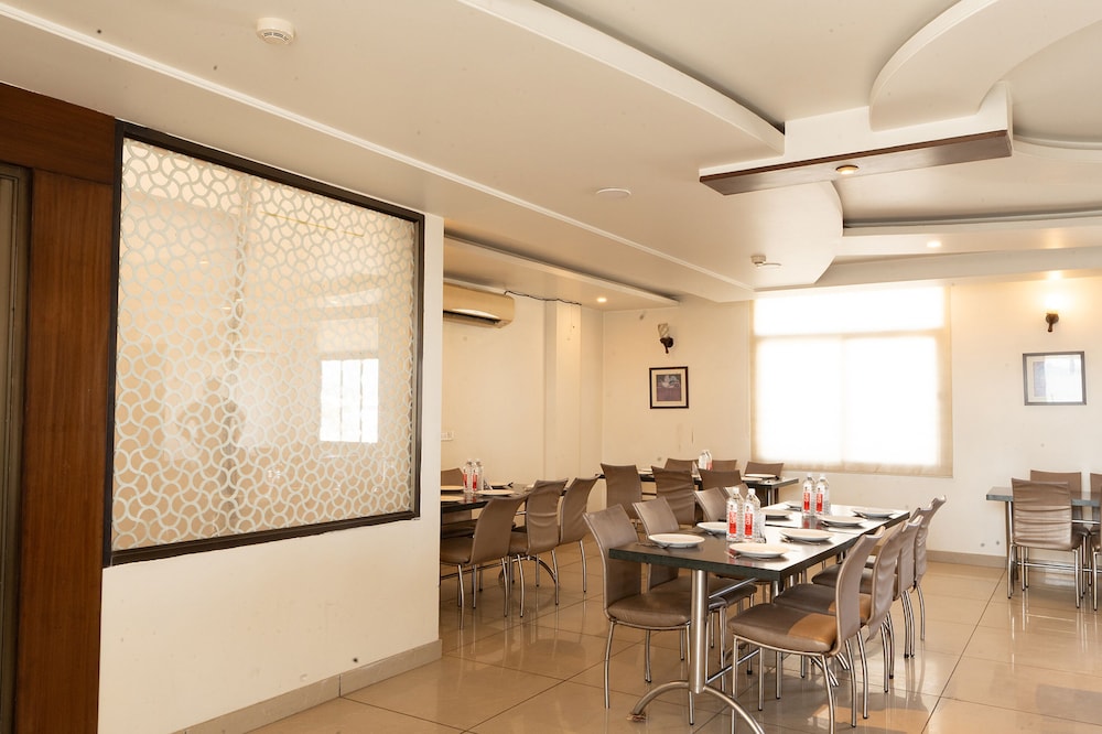 Fabhotel Signature Inn 40/50