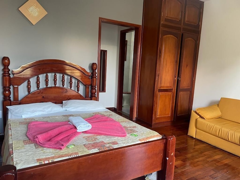 غرفة بسرير مزدوج وسريرين منفصلين بشرفة، Chateau Palace Hotel 5/10