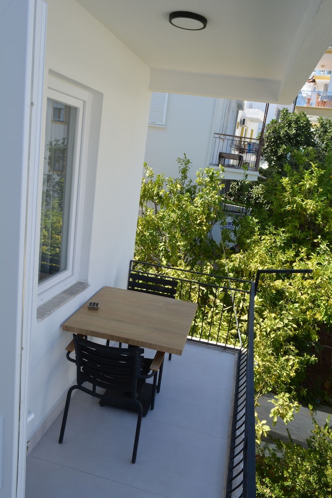 Leonis Hotel 6/50