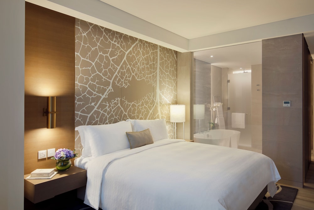 ROOM, KING BED, CITY VIEW