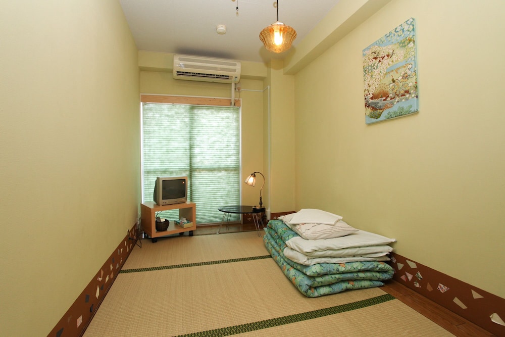 TRADITIONAL, TWIN BEDS, SHARED BATHROOM