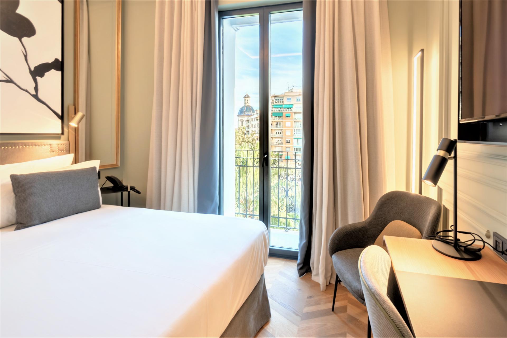 DELUXE, DOUBLE BED