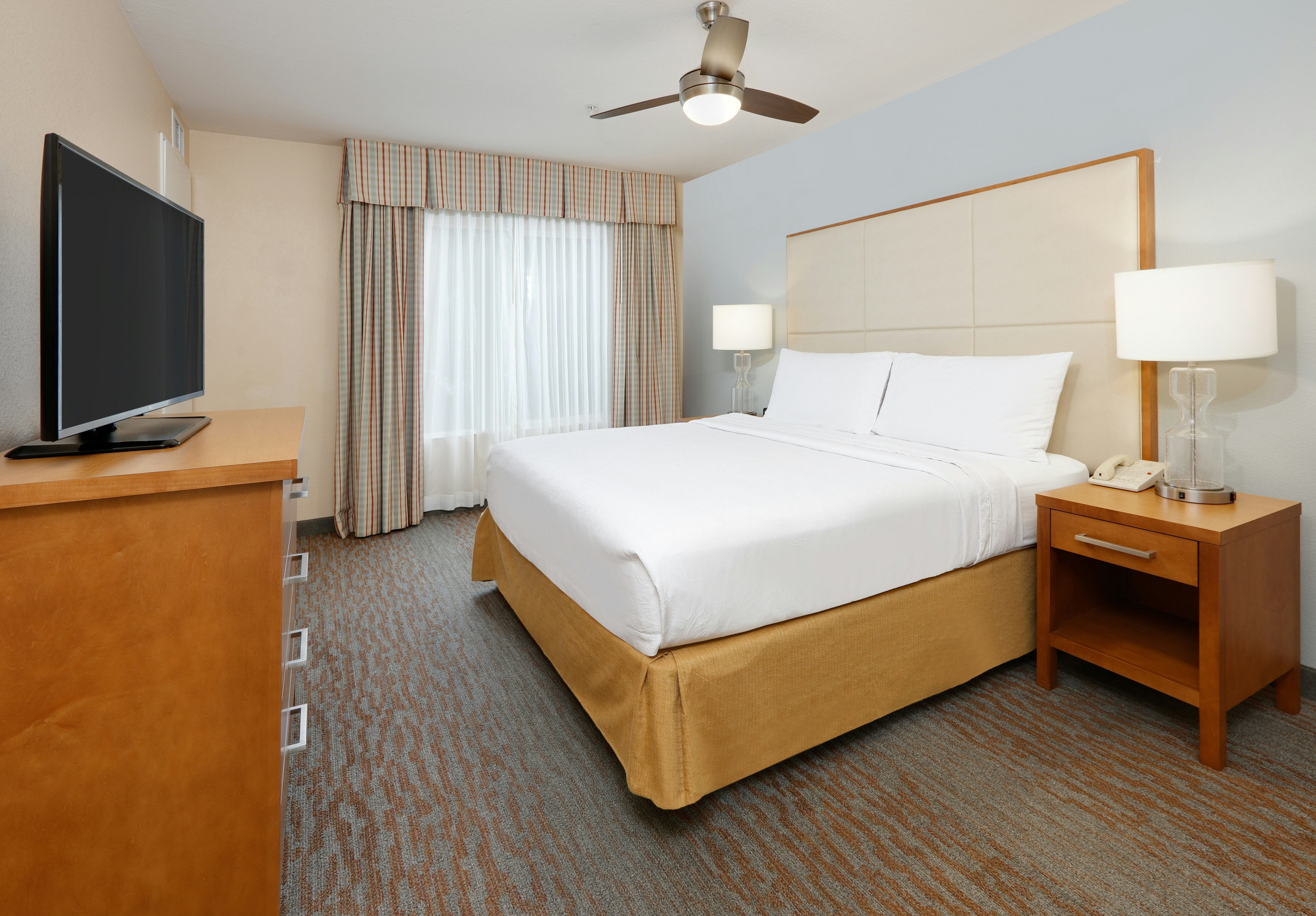 SUITE, KING BED, ACCESSIBLE