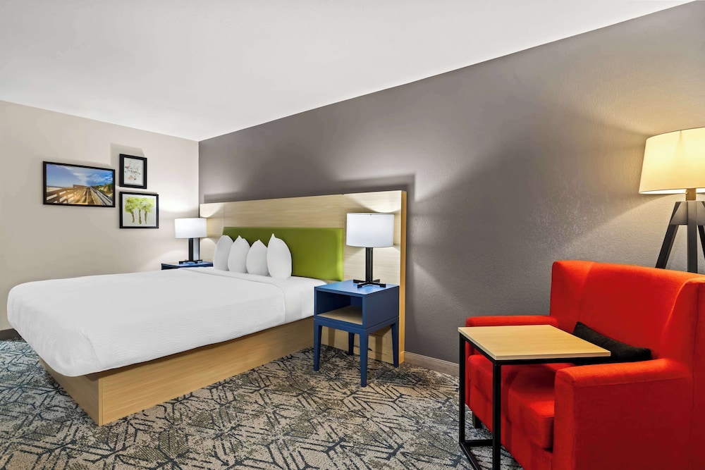 غرفة بسرير كينج، Country Inn Suites By Radisson Savannah I 95 North Ga 4/20