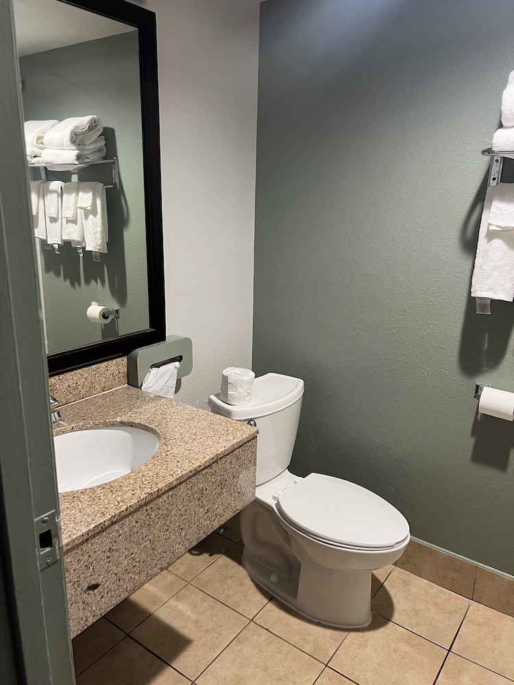 Quality Inn & Suites Cincinnati Uptown Norwood 44/45