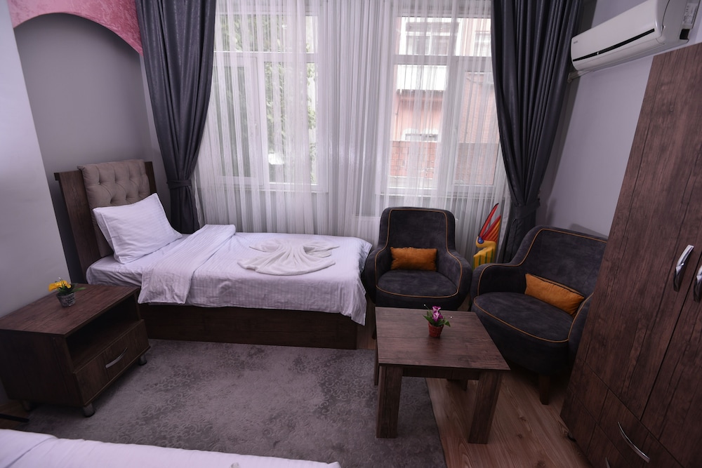 Rays Hotel 8/54