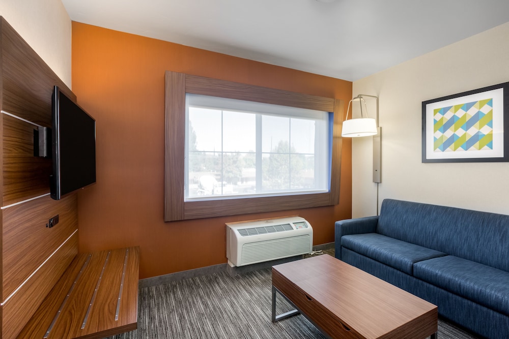 Holiday Inn Express Suites Oroville Lake 38/60