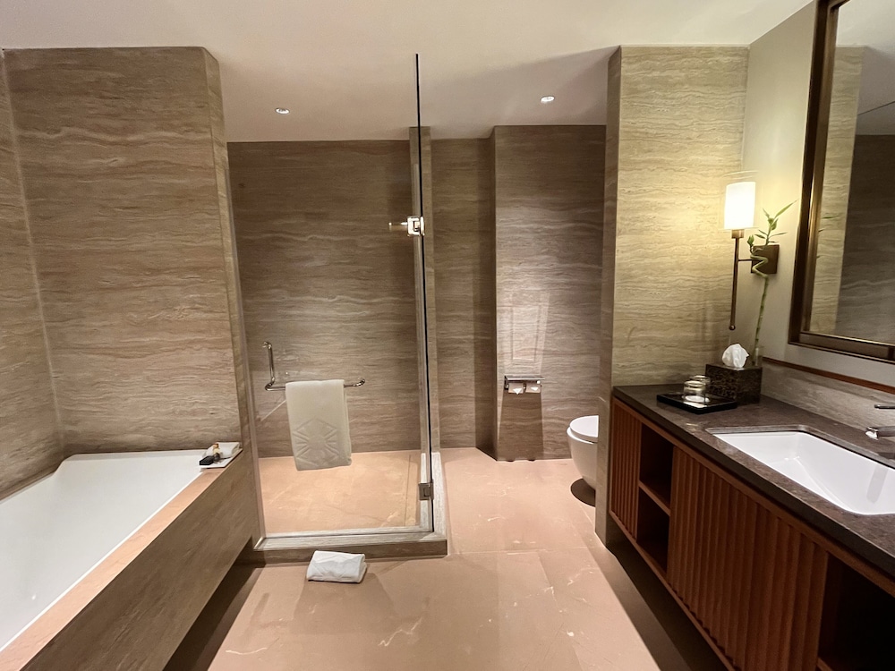 DELUXE, SUITE