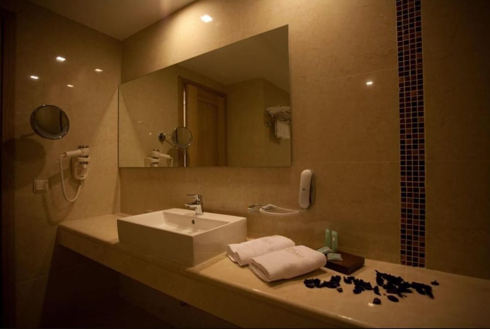 Bomo Danai Hotel 36/38